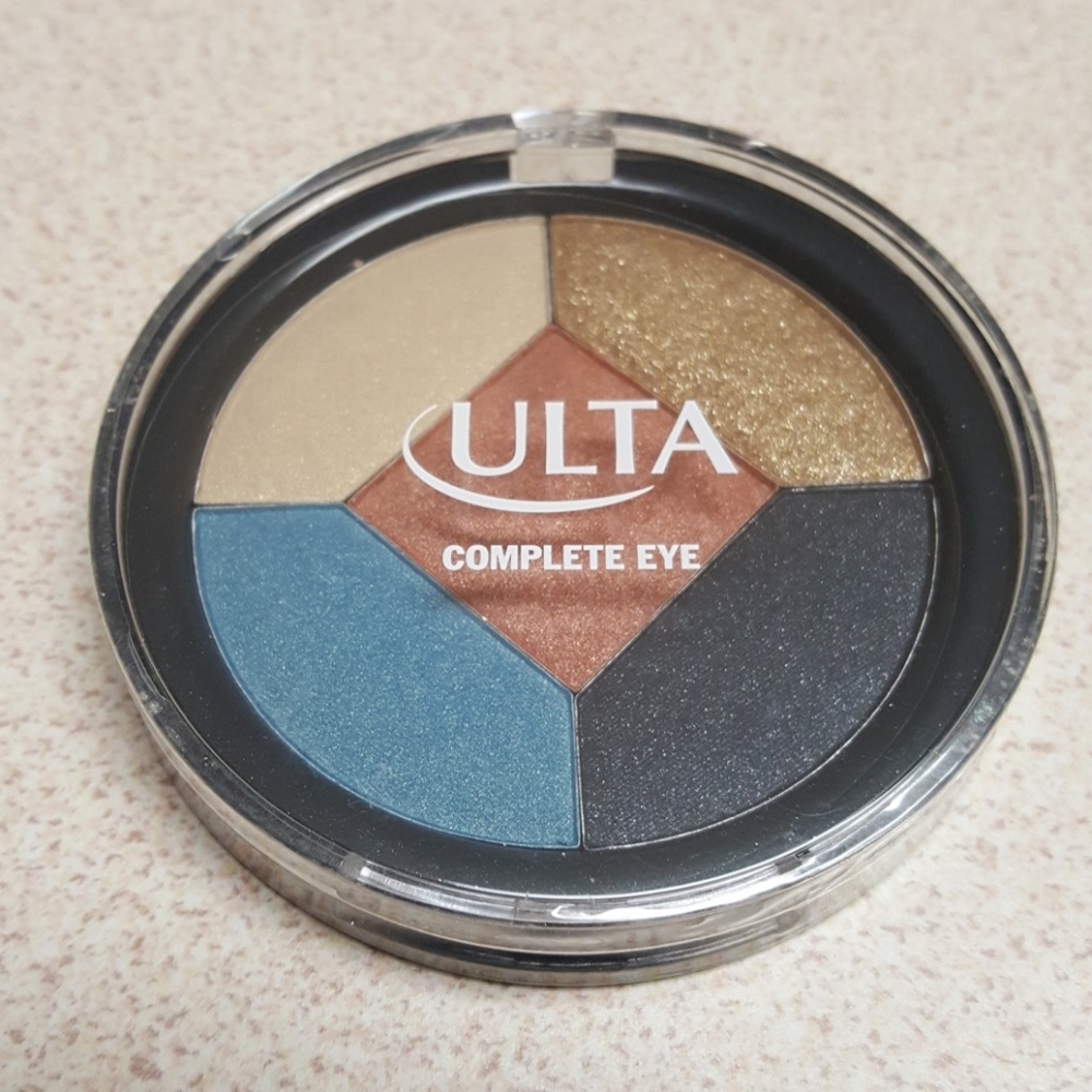 Complete Eye 5 color eye shadow compact. New